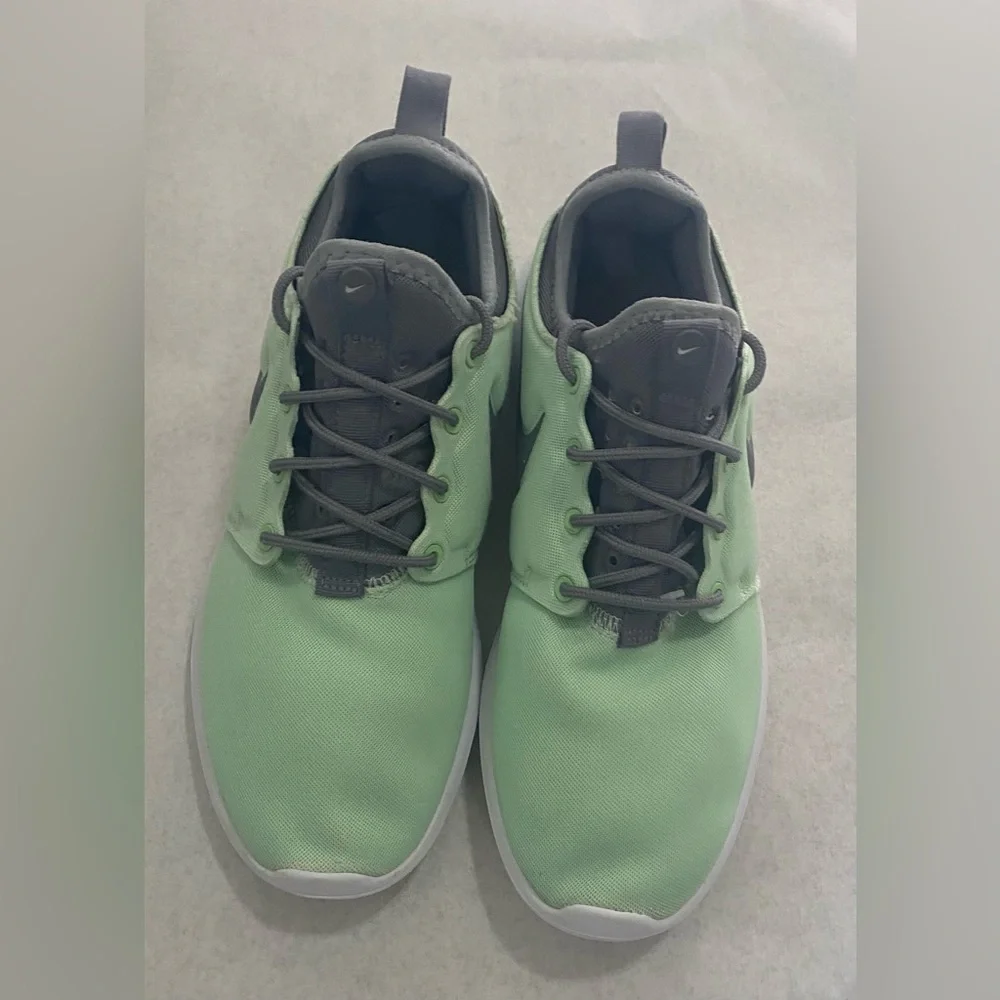 Nike Roshe Two Athletic Size 8 Green Gray Women's Sneaker Excellent Condition